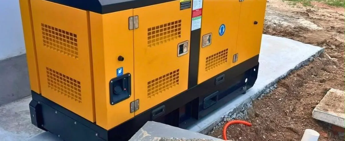 Generador de corriente instalado por SERVIMED sobre una base de hormigón